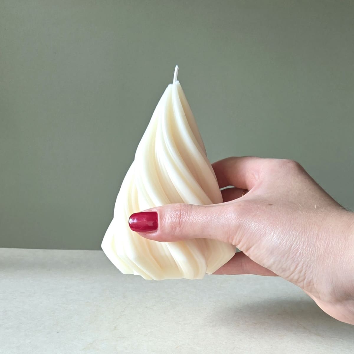 weiße Tannenbaumkerze für Winterdeko und Weihnachtsdeko, elegante Tannbaumkerze Swirl