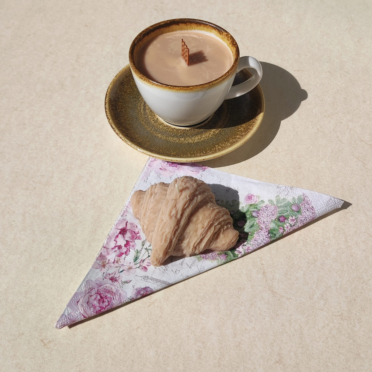 Croissant Kerze handgemacht Cozy Candles mit Tassenkerze