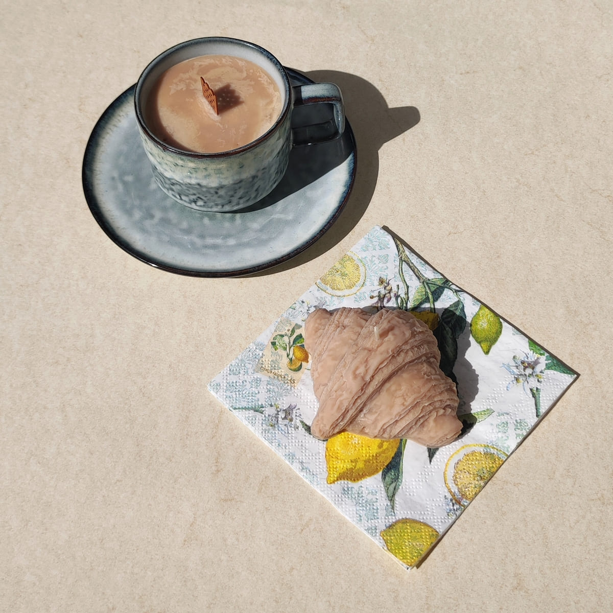 vegane Croissant Kerze Rapswachs Cozy Candles mit Tassenkerze Hamburg