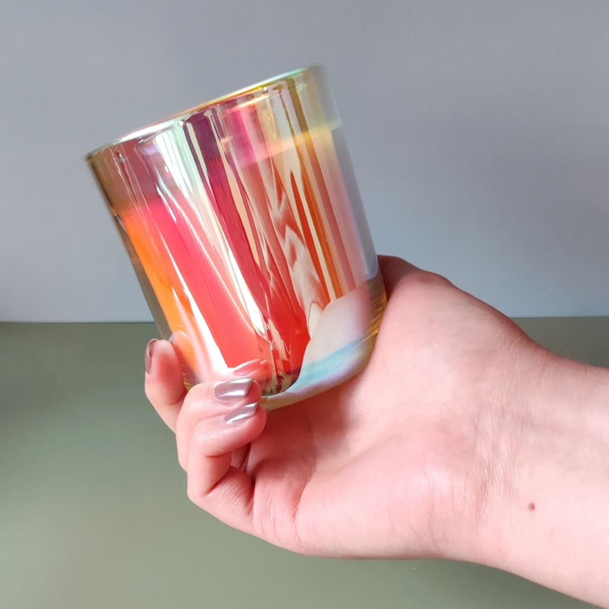 entspannende Duftkerze mit Eukalyptusduft aus ätherischen Ölen, handgegossene Rapswachskerze aus Hamburg mit Holzdocht