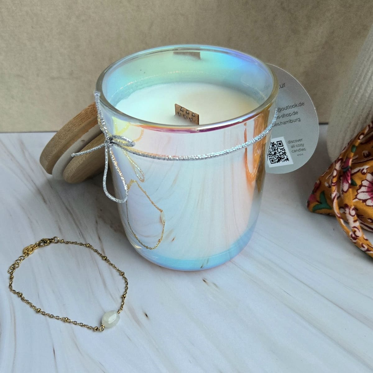 Cozy Candles Schmuckkerze Mondstein Schmuck Armbdand, Geschenkidee für Freundin, goldfarbener Schmuck, handgemachter Schmuck, Eukalyptusduftkerze
