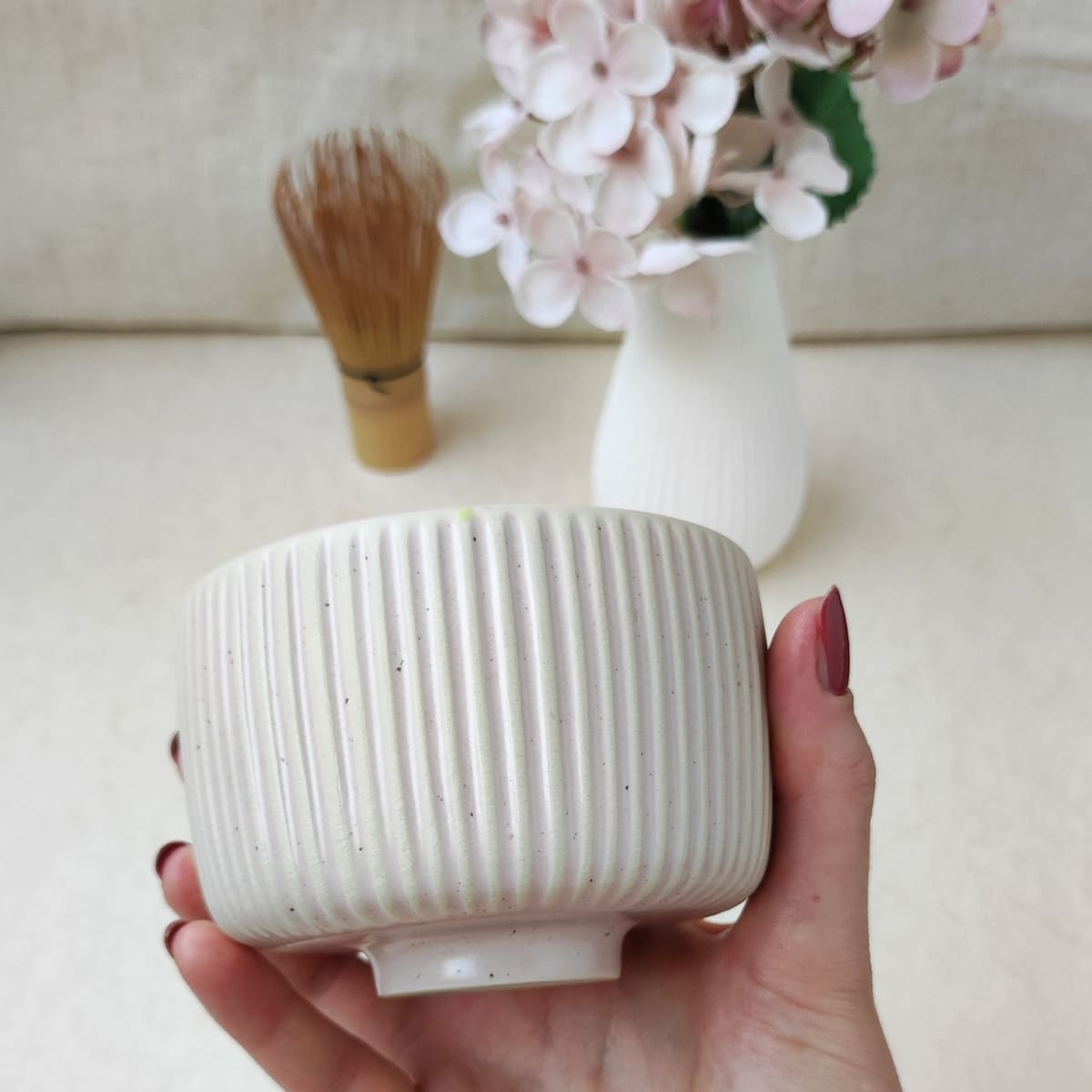 hochwertige Duftkerze Matcha in rosa beige gestreiften Becher aus Steinzeug, handgegossen in Hamburg, Naturkerzenmanufaktur