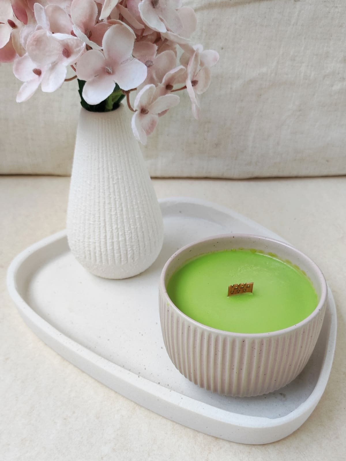Cozy Candles Hamburg Duftkerze Matcha in der Tasse, rosa beige gestreift, Rapswachs und Holzdocht, Naturkerzenmanufaktur Annika Cordes