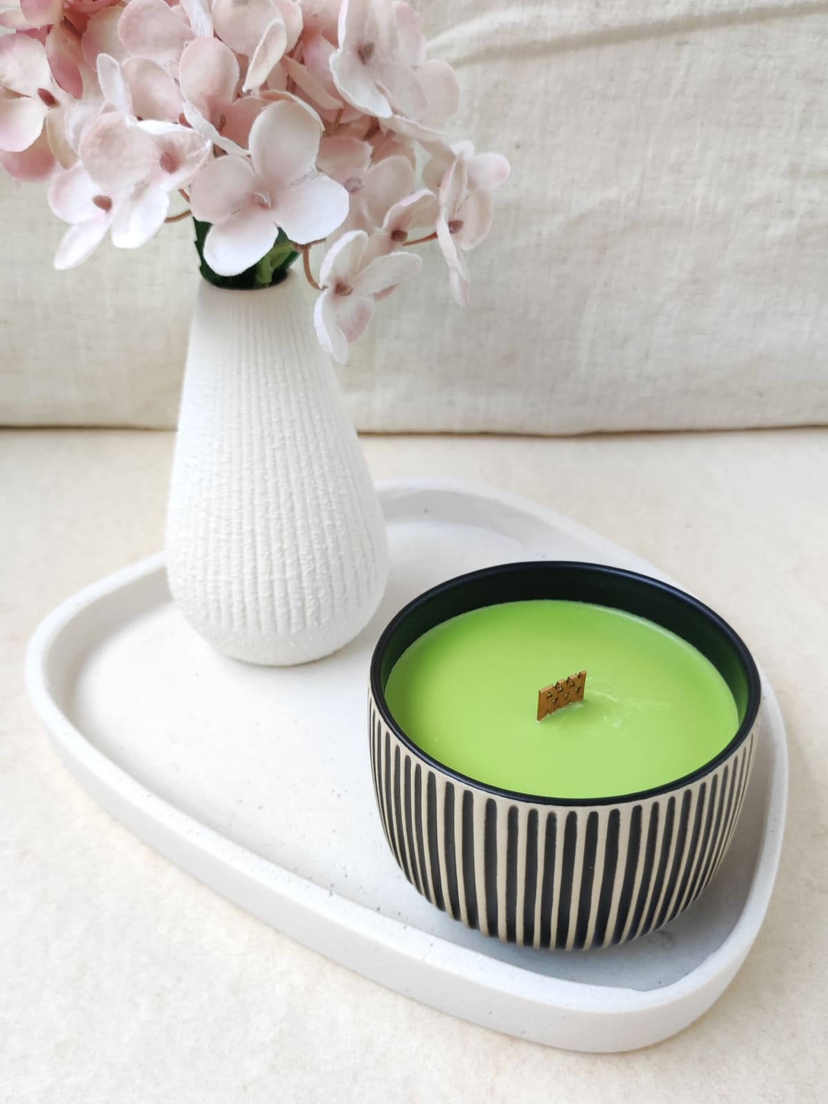 Cozy Candles Hamburg handgegossene Duftkerze Matcha in der Tasse, schwarz und beige gestreift, Rapswachs und Holzdocht, Naturkerzenmanufaktur Annika Cordes