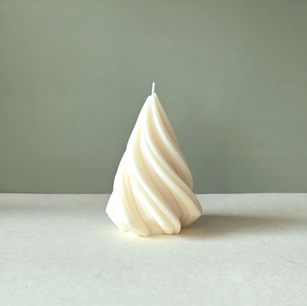 handgegossene weiße Tannenbaumkerze aus Rapswachs, geschwungene Tannbaumkerze Swirl, handgemacht in Hamburg