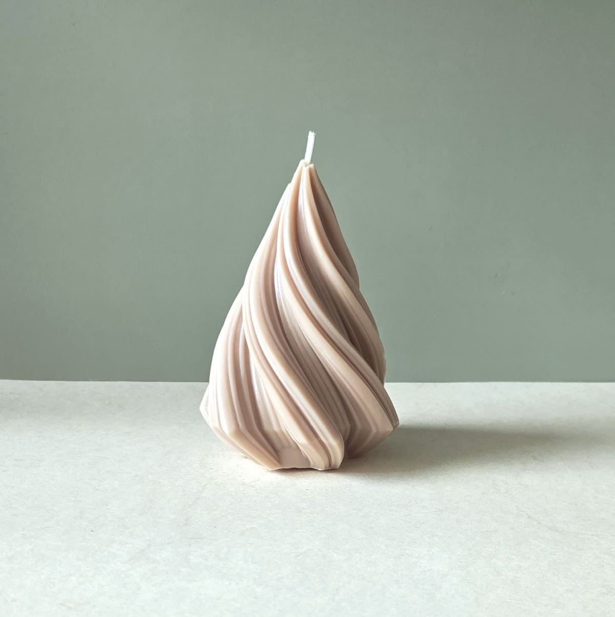 handgegossene Tannenbaumkerze aus Rapswachs in beige, elegante Tannbaumkerze Swirl, Cozy Candles Hamburg