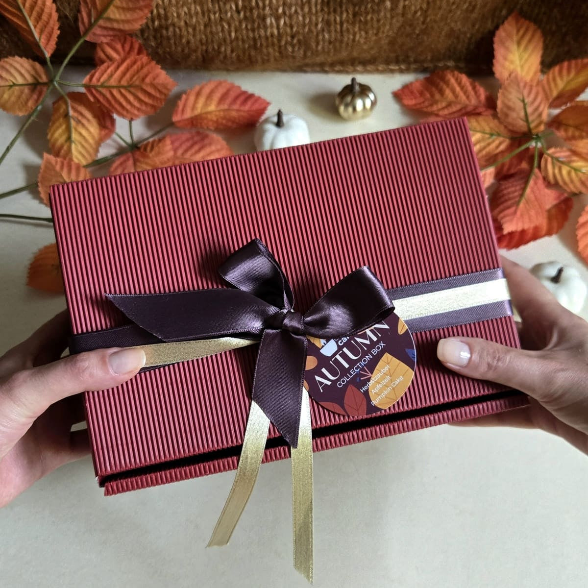 herbstliche Duftkerzen aus Rapswachs, knisternde Holzdochtkerzen zum Verschenken, Kerzengeschenk verpacken, Cozy Candles Geschenkbox