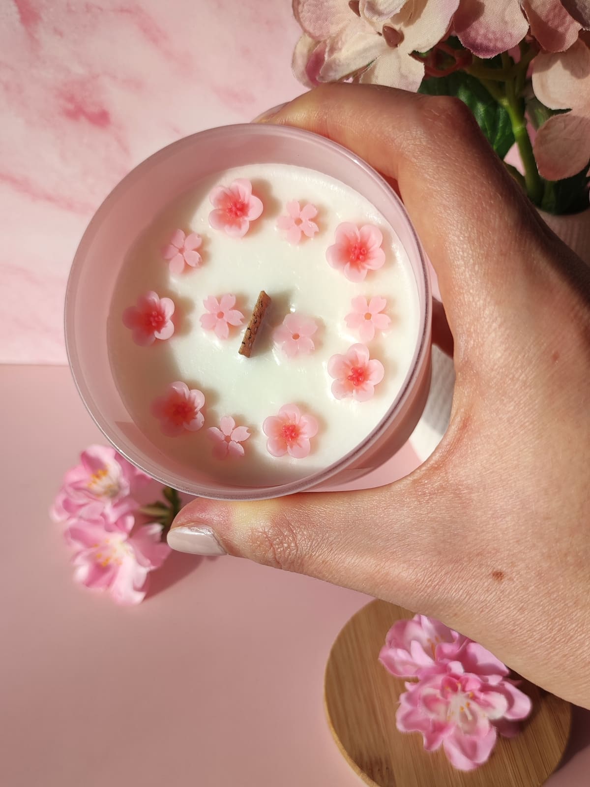umweltfreundliche Duftkerze aus Hamburg mit Kirschblüten in rosa Kerzenglas handgegossen mit Holzdocht