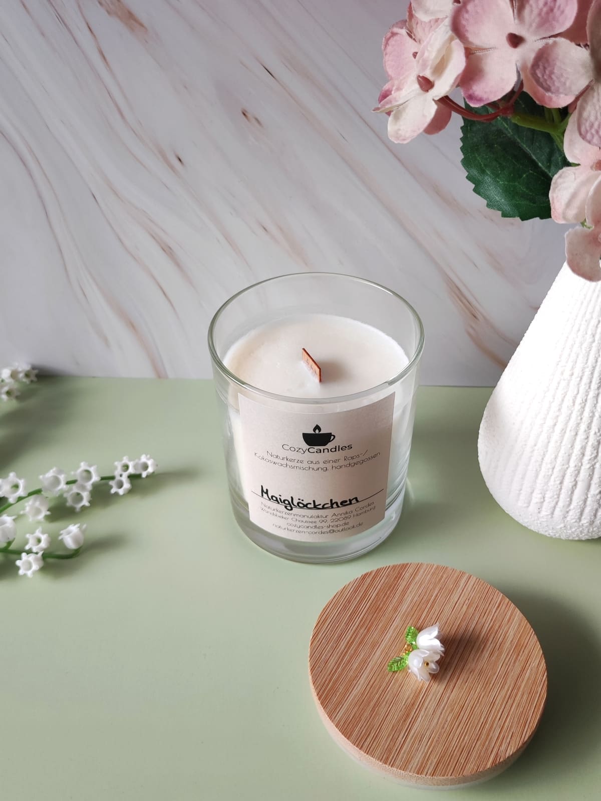 Rapswachskerze mit Holzdocht und Maiglöckchen Blumenduft Frühlingskerze