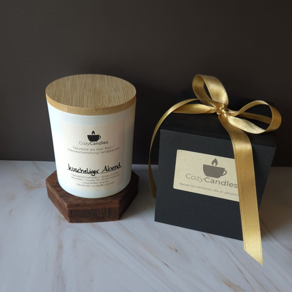 Handgemachte Sandelholz Duftkerze aus Hamburg, veganes Rapswachs und knisternder Holzdocht, Kerze mit  edler Geschenkverpackung
