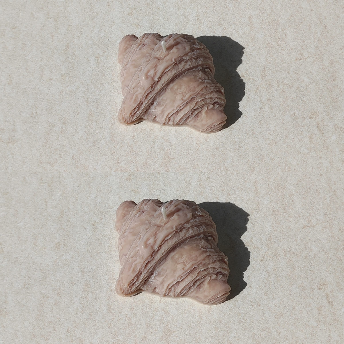 handgemachte Croissantkerze in beige braun, Croissantduft, Cozy Candles