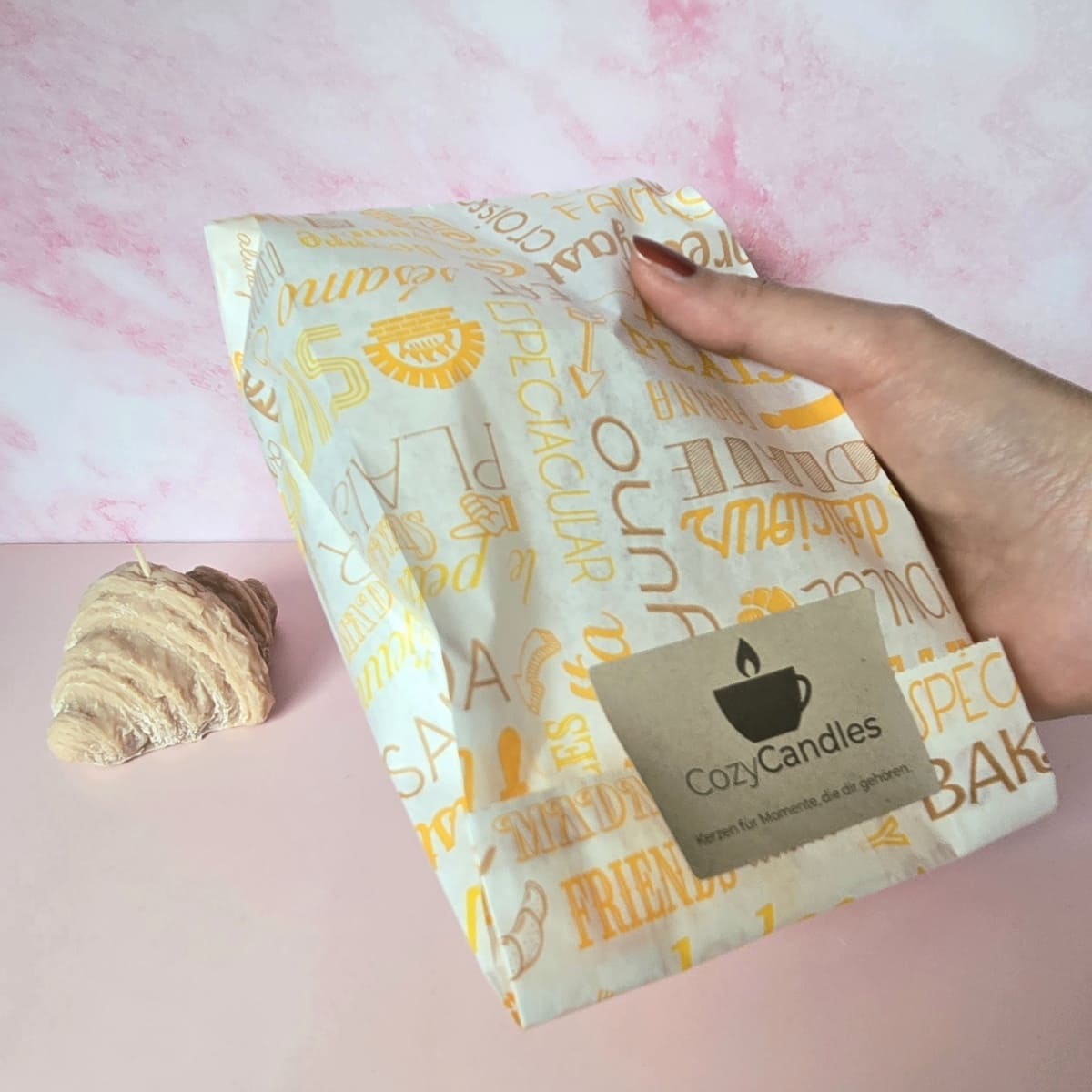 Geschenkidee eingepackte Croissantkerze mit Duft in liebevoller Verpackung, Cozy Candles