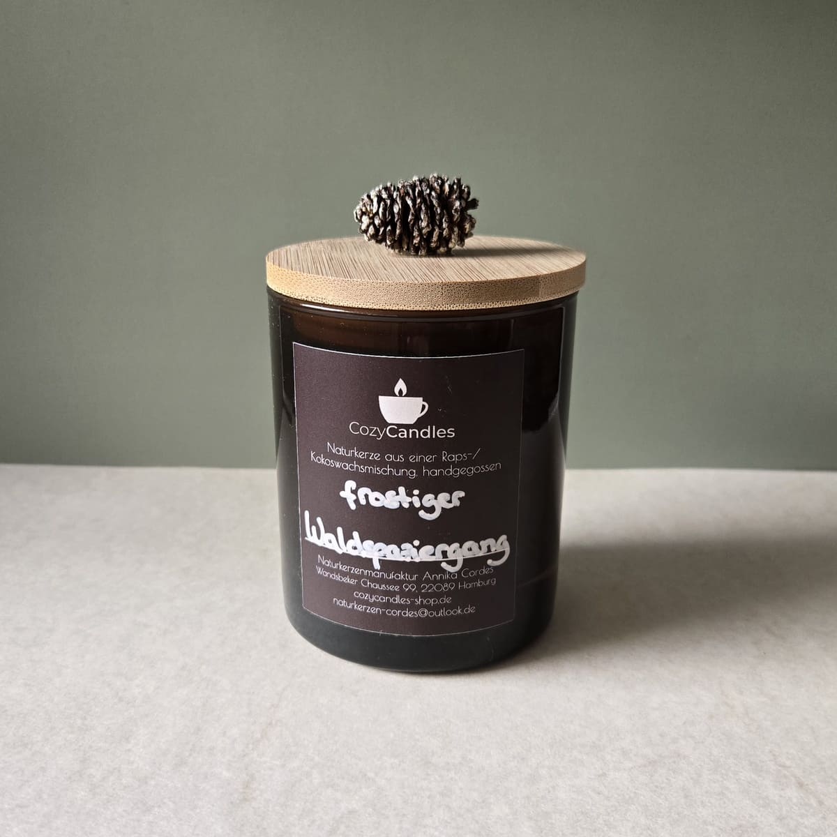 Geschenkidee zu Weihnachten, Kerzengeschenk, winterliche Waldduftkerze mit Tannenzapfen, handgemachte Duftkerze im Glas, Cozy Candles Hamburg