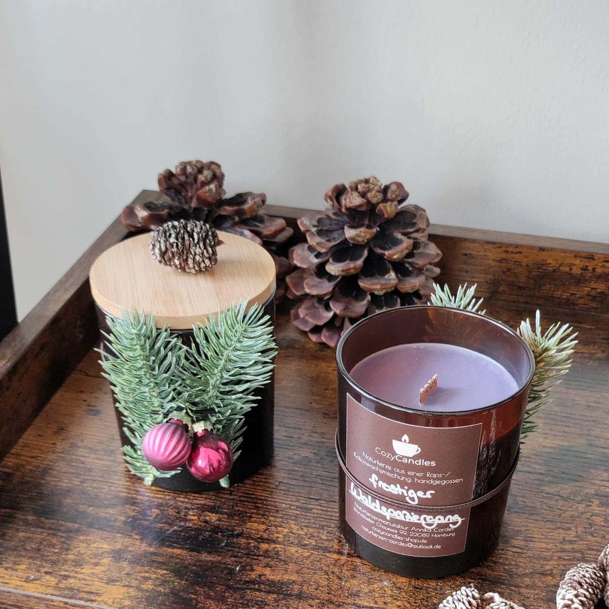 Waldduftkerze aus Rapswachs, Kerze mit Holzdocht, weihnachtliche Duftkerze mit kleinen Christbaumkugeln