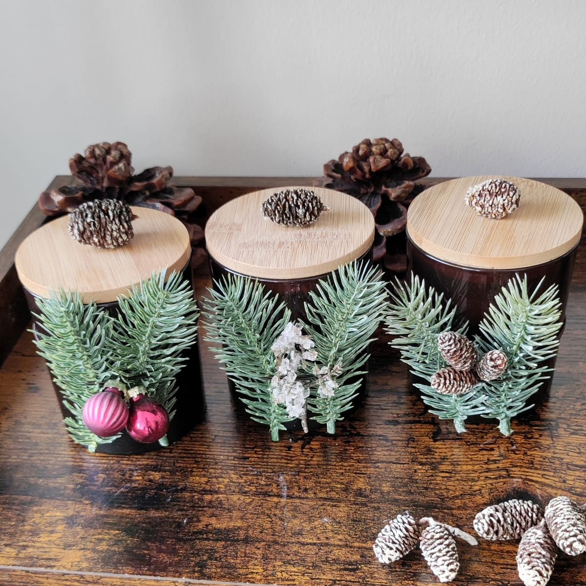 Cozy Candles einzigartige Duftkerze mit Winterdeko, Rapswachskerze Waldduft