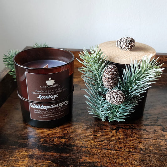 handgemachte Winterkerze mit Tannenzweigen als Deko und waldigem Duft