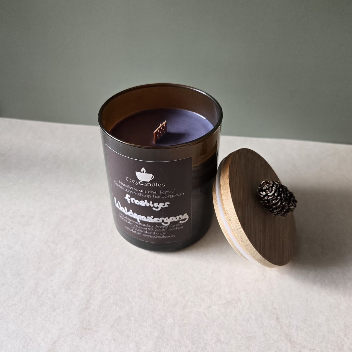 Cozy Candles winterliche Duftkerze mit Tannenduft, handegmachte Rapswachskerze, Winter Waldduft, Weihnachtsgeschenk