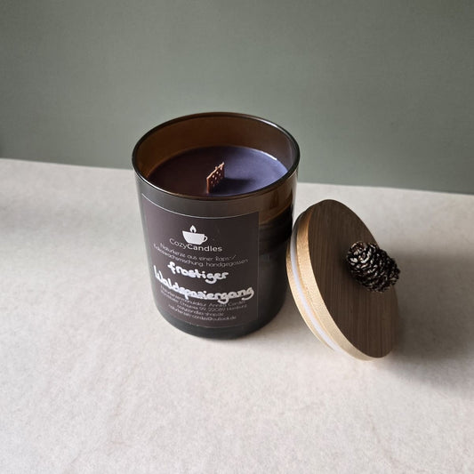 Cozy Candles winterliche Duftkerze mit Tannenduft, handegmachte Rapswachskerze, Winter Waldduft, Weihnachtsgeschenk