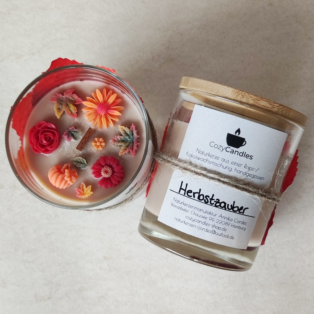 dekorative Herbstkerze mit Bätterdeko