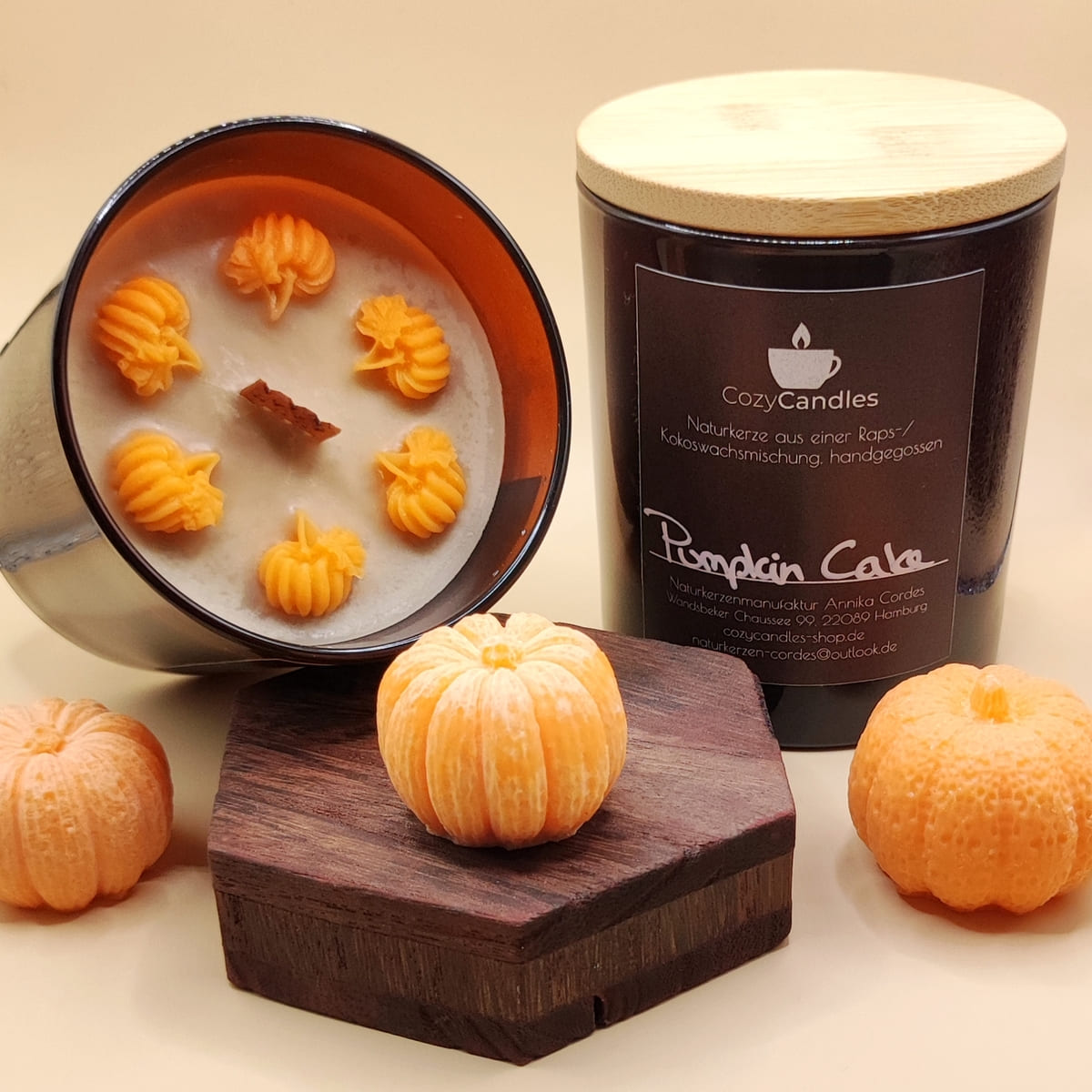 Herbstliche Duftkerze aus Rapswachs Pumpkin Cake Duftkerze mit kleinen Kürbissen aus Wachs, Cozy Candles Hamburg