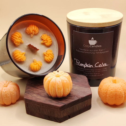 Herbstliche Duftkerze aus Rapswachs Pumpkin Cake Duftkerze mit kleinen Kürbissen aus Wachs, Cozy Candles Hamburg