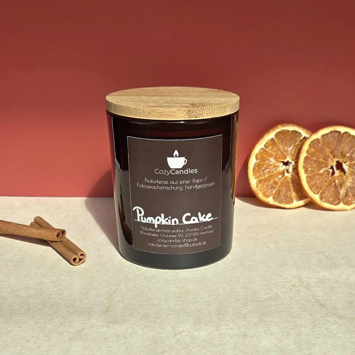 Herbstliche Duftkerze aus Rapswachs Pumpkin Cake Duftkerze mit kleinen Kürbissen aus Wachs, Cozy Candles Hamburg, hochwertige Herbstkerze