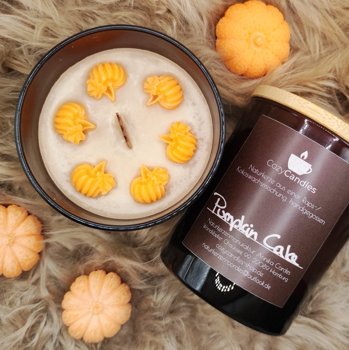 Duftkerze Pumpkin Spice mit kleinen Kürbissen und leckerem Kürbisduft, Cozy Candles Rapswachskerze aus Hamburg