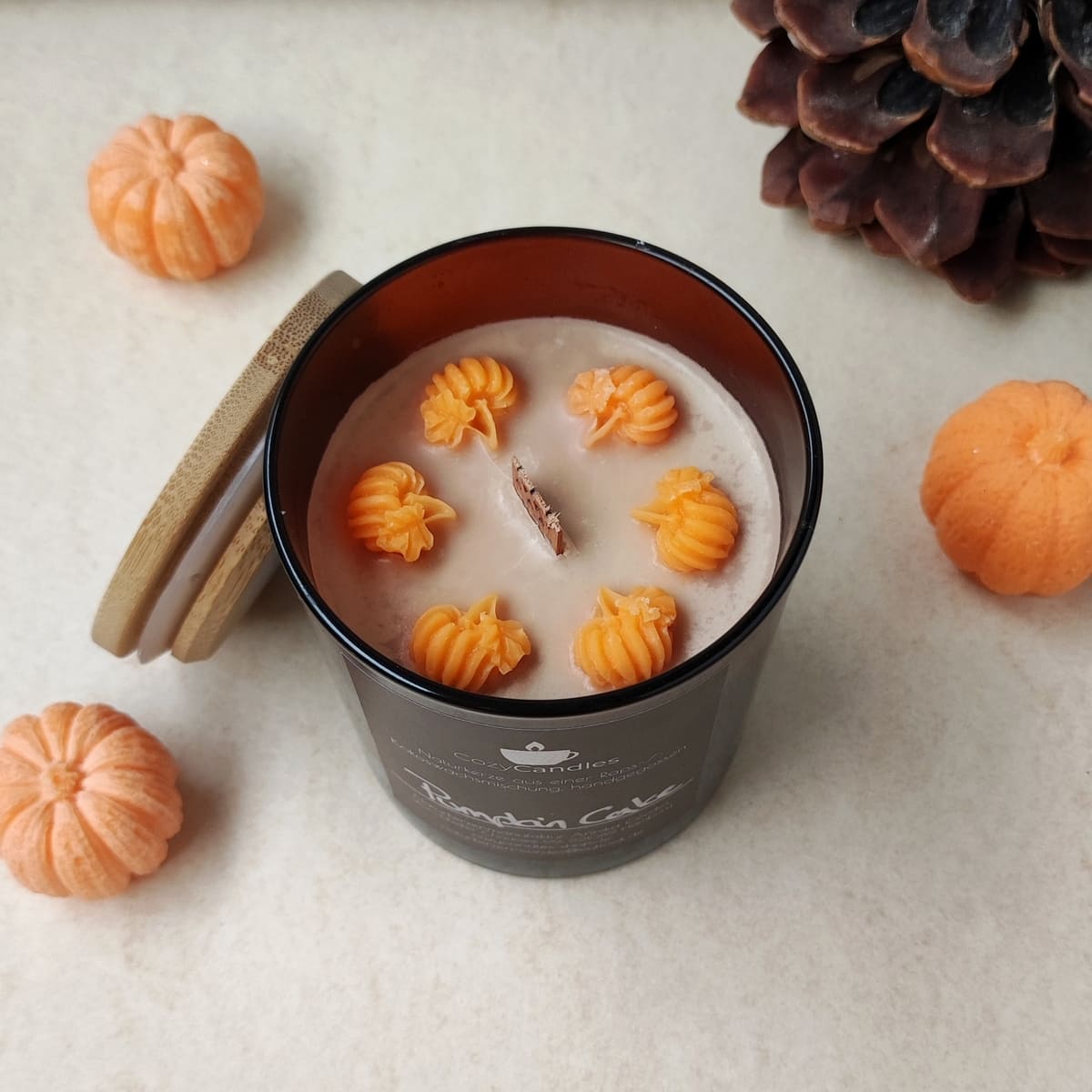 Duftkerze Pumpkin Spice mit kleinen Kürbissen und leckerem Kürbisduft, Cozy Candles Rapswachskerze aus Hamburg