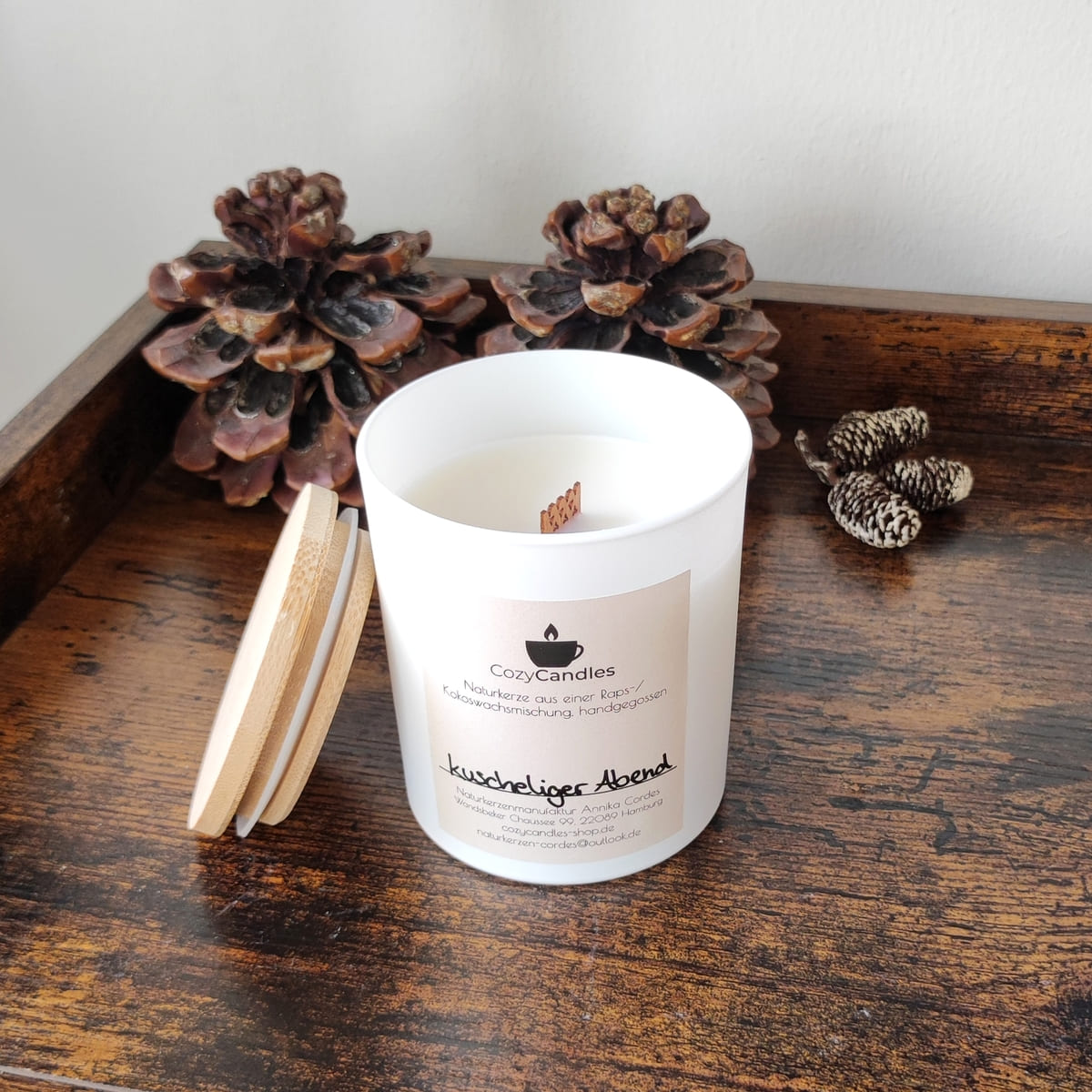 Cozy Candles nachhaltige und handgegossene Duftkerze im Glas mit Sandelholz und Zedernholz Duft, gemütliche Duftkerze