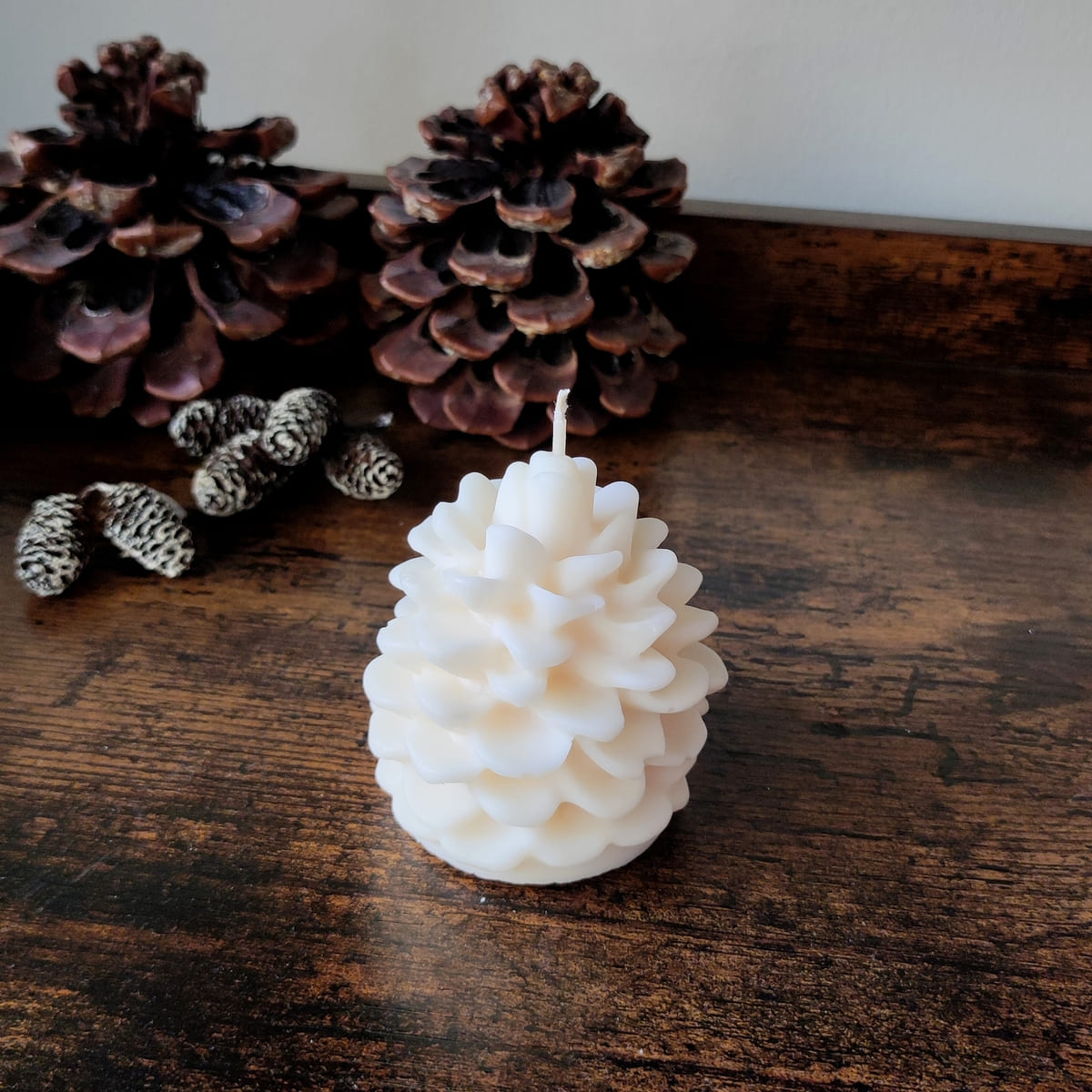 Tannenzapfenkerze ohne Duft und ohne Farbstoff, Naturkerze für den Winter
