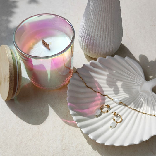 Cozy Candles Schmuckkerze mit hochwertigem Schmuck mit Mondstein. handgegossene Duftkerze, Rapswachs, Eukalyptusduftkerze, Echtschmuck 