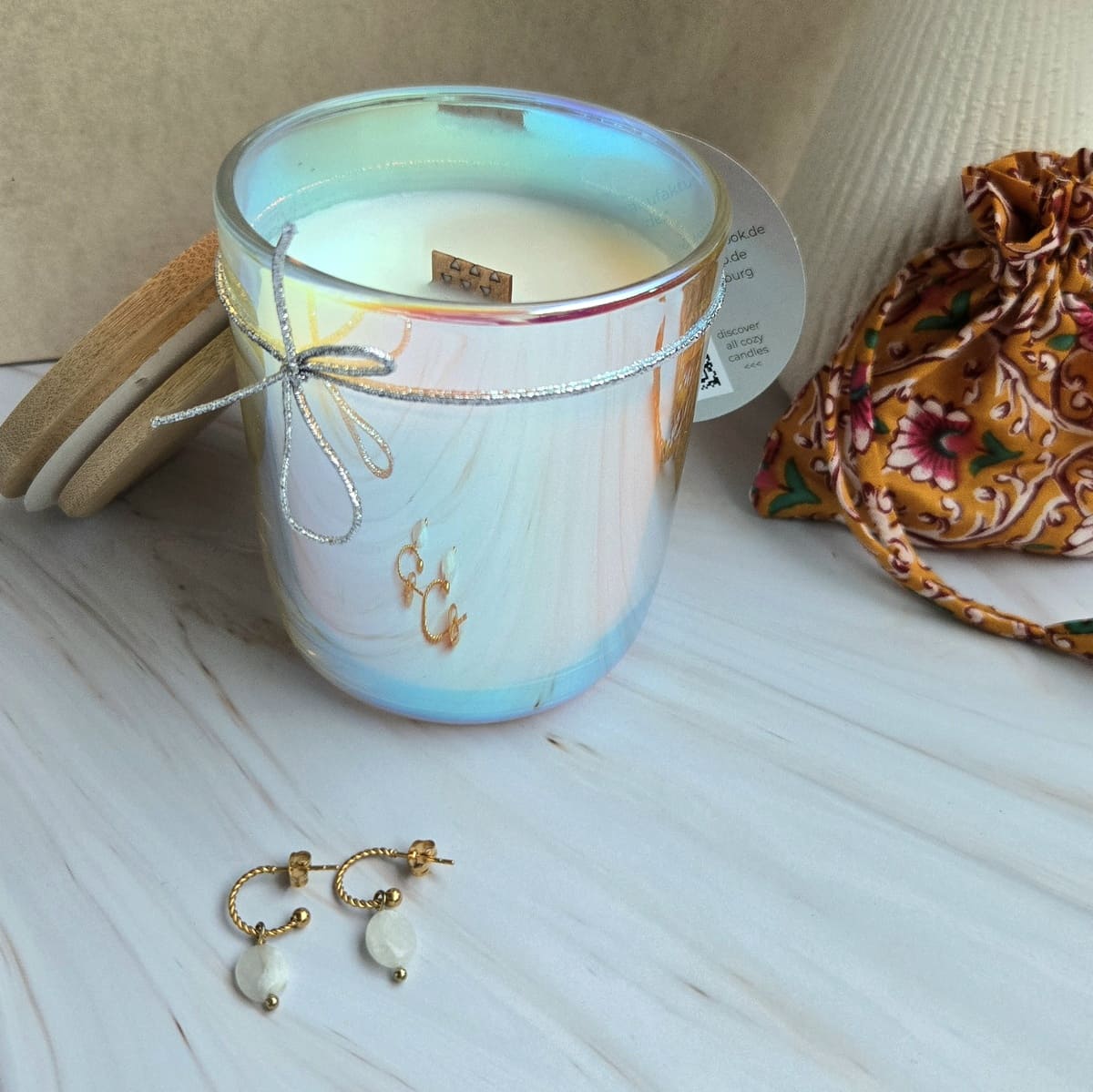 Cozy Candles Schmuckkerze Mondstein Schmuck Ohrringe, Geschenkidee für Freundin, goldfarbener Schmuck, handgemachter Schmuck, Eukalyptusduftkerze