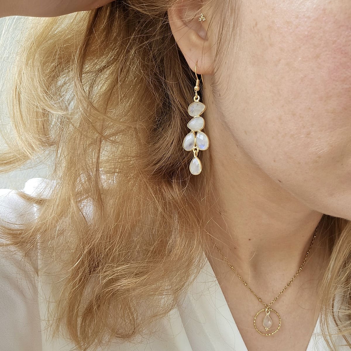 handgemachte Mondstein Ohrringe, goldfarbener Schmuck Geschenkidee, Regenbogenmondstein, Schmuckkerze mit Mondsteinschmuck