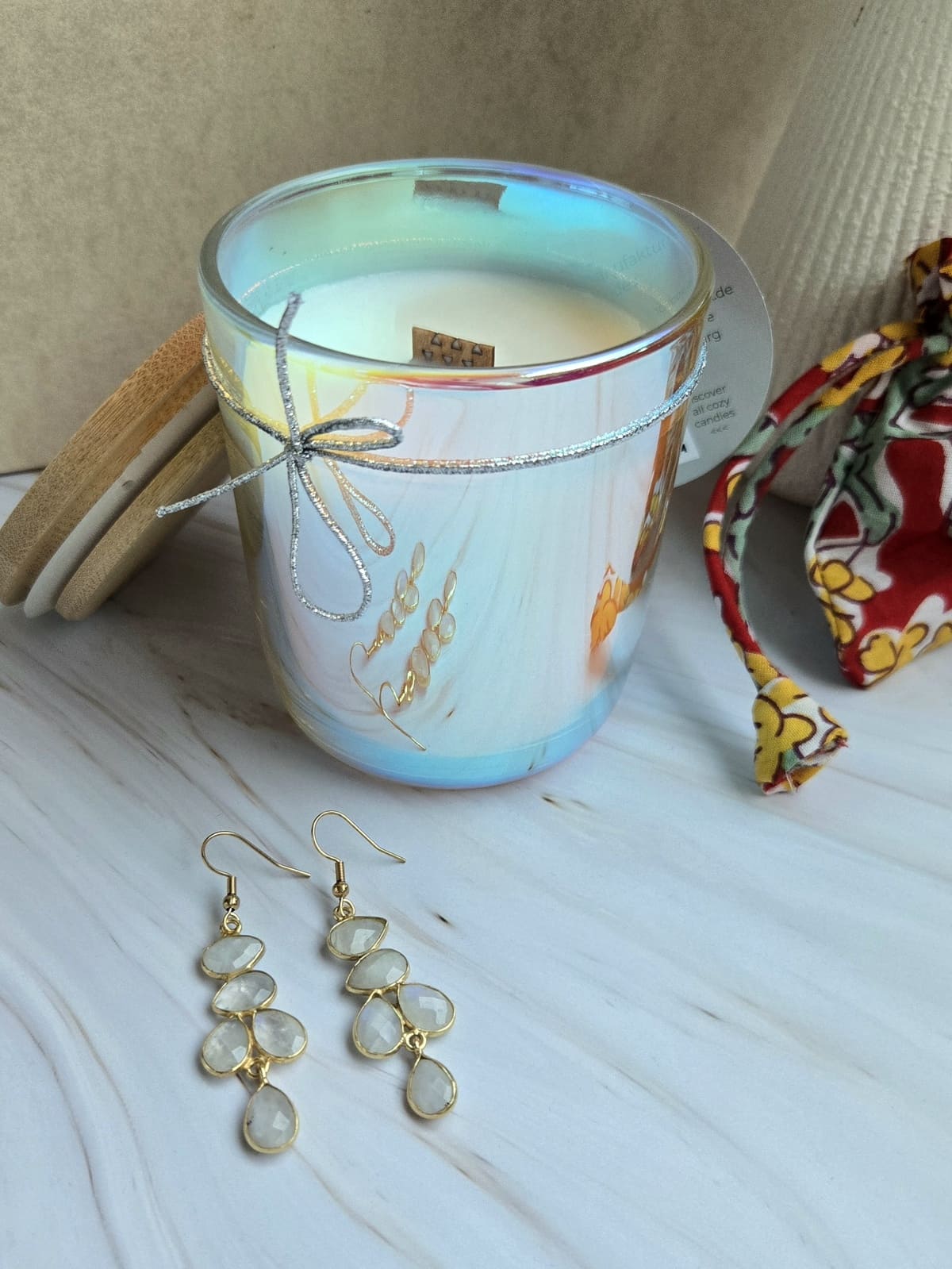 Cozy Candles Hamburg, Schmuckkerze mit Mondsteinschmuck, Eukalyptusduftkerze, goldfarbener Schmuck, Geschenkidee für beste Freundin