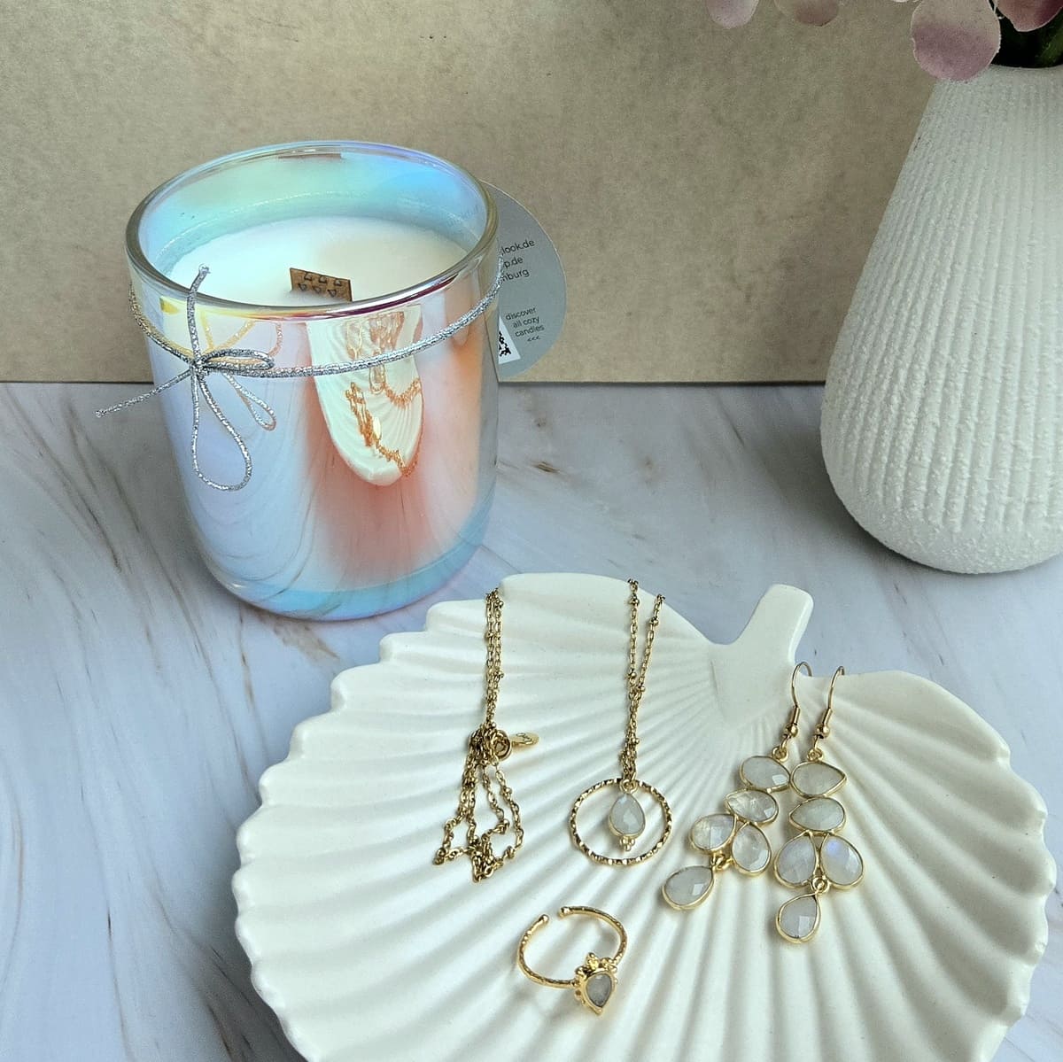 Cozy Candles Schmuckkerze mit hochwertigem Schmuck mit Regenbogen Mondstein. handgegossene Duftkerze, Rapswachs, Eukalyptusduftkerze, Geschenkidee