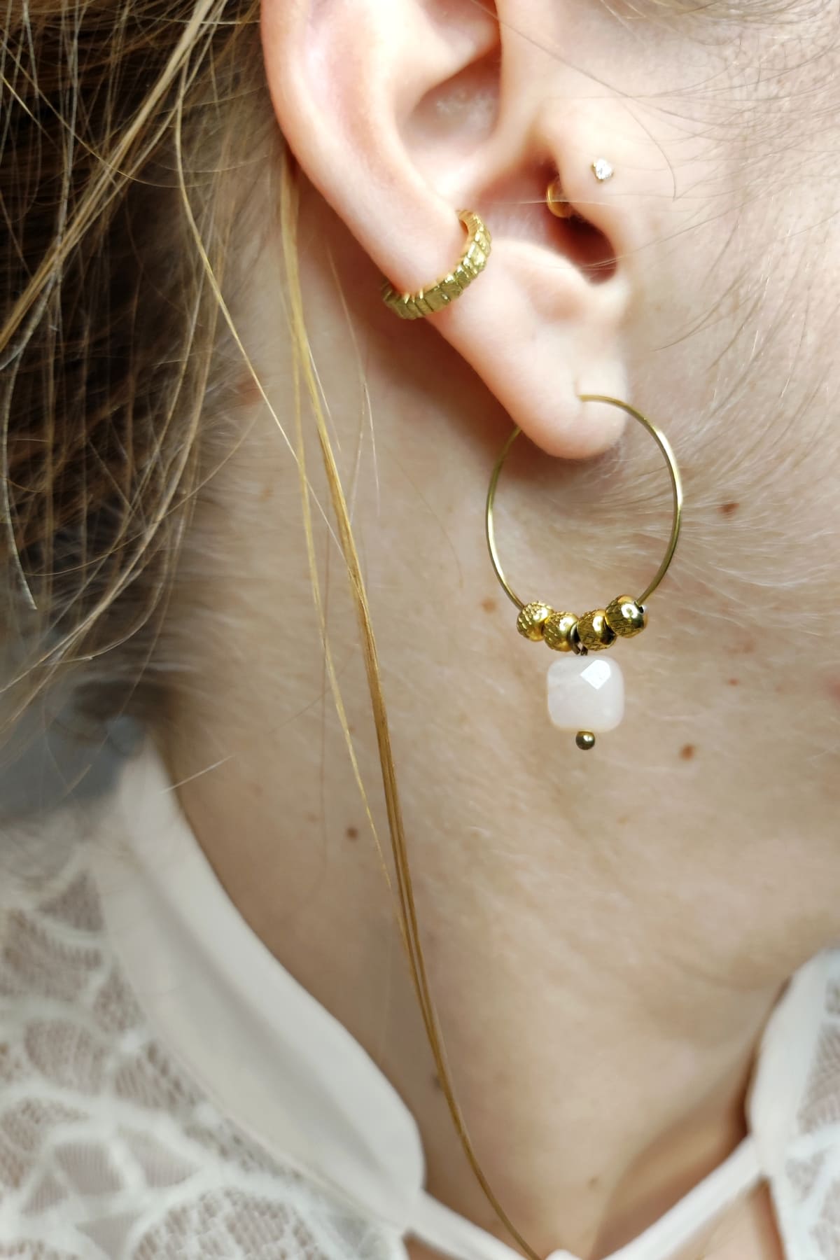 Tragefoto handgemachter Schmuck mit Sonnenstein, goldfarbene Hoop-Ohrringe aus Edelstahl mit Beads und Schmuckstein
