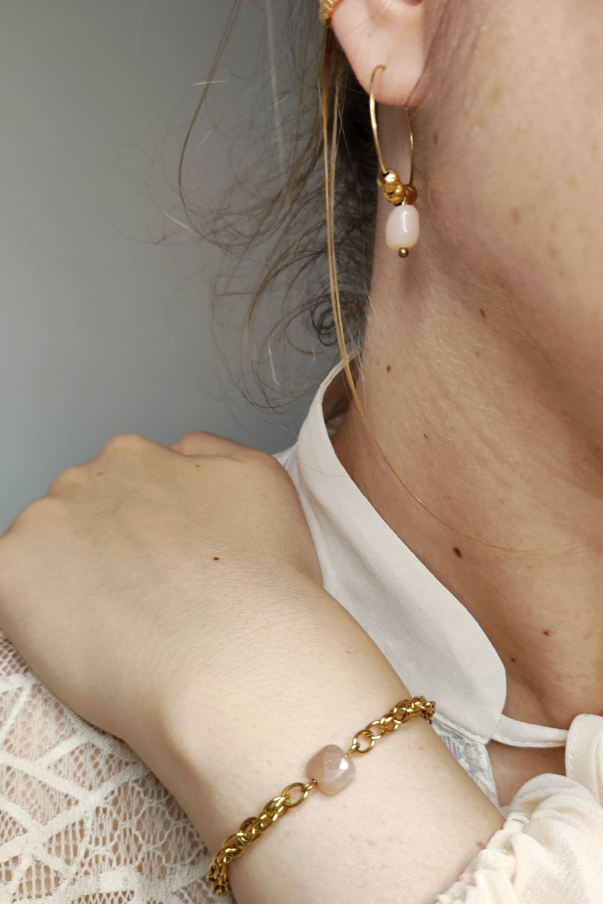 Tragefoto handgemachter Sonnenstein-Schmuck Ohrringe und Armband, goldfarben