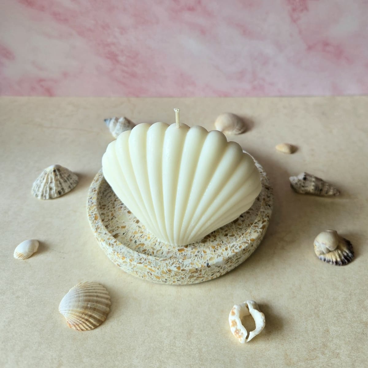 Cozy Candles Rapswachs Duftkerze in Muschelform auf Dekotablett Deko Strandfeeling mit Muscheln