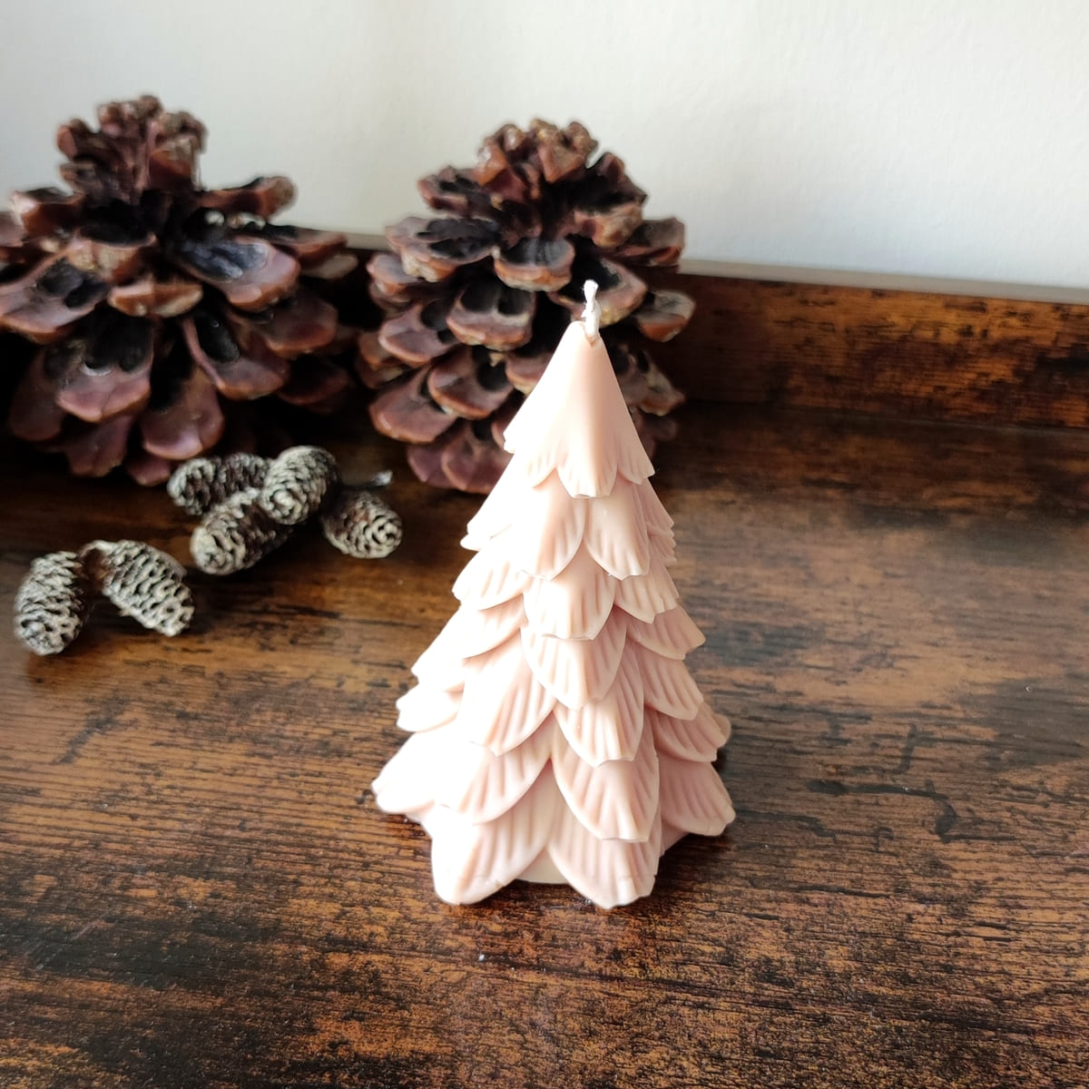 Kerzein Tannenbaumform in beige, Stumpenkerze ohne Duft, Weihnachtsdeko Kerze, Cozy Candles Hamburg