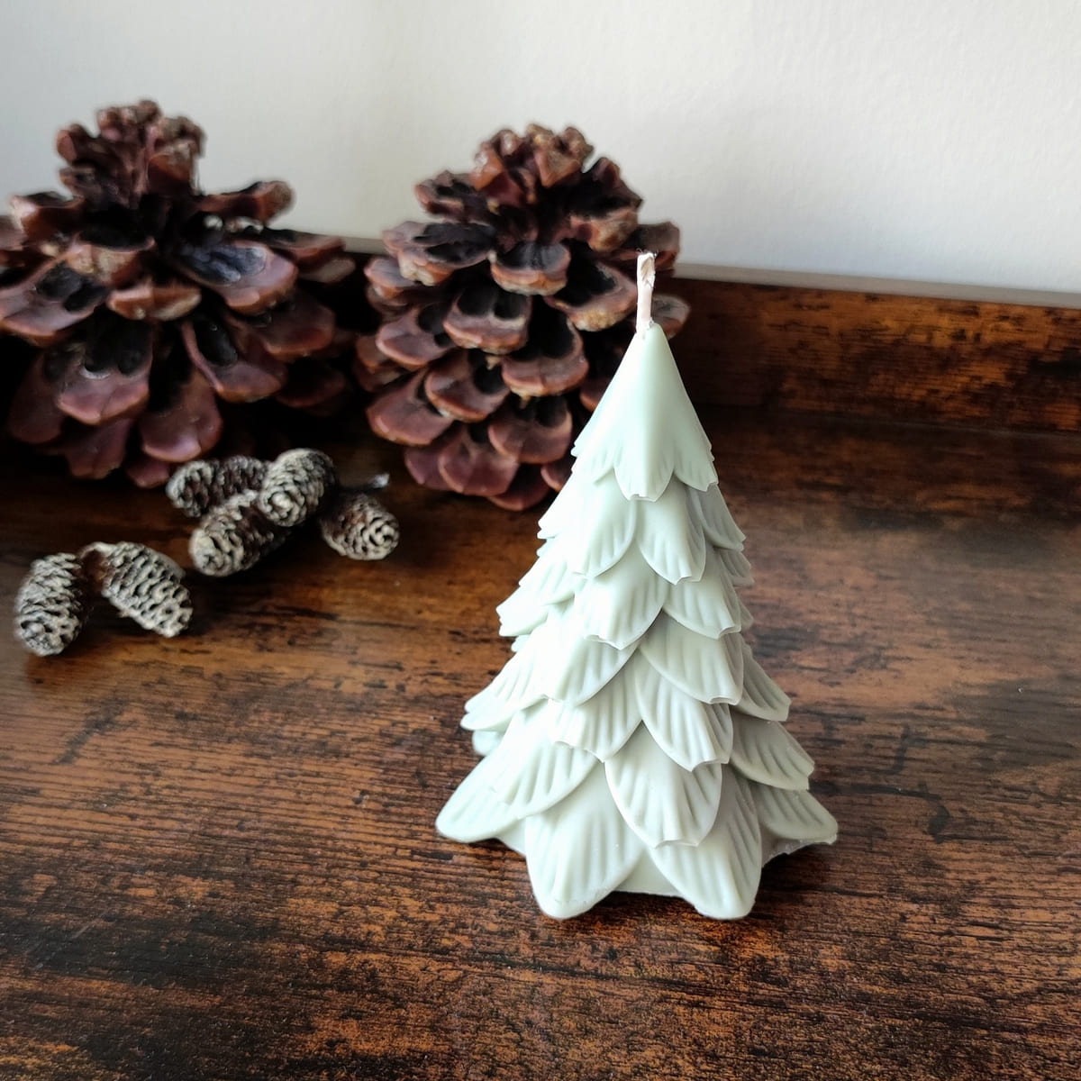 duftstofffreie Tannenbaumkerze in hellgrün, handgegossene Kerze aus Rapswachs, Cozy Candles