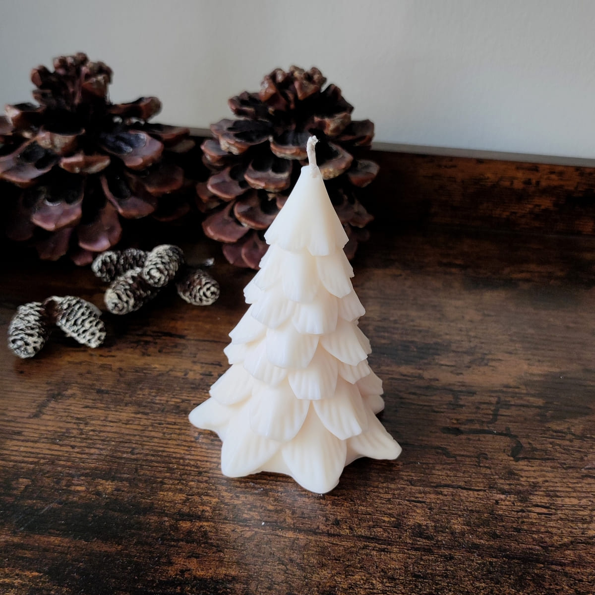 winterliche Tannenbaumkerze in natur, Kerze ohne Duft und ohne Farbstoff, 100% Rapswachs