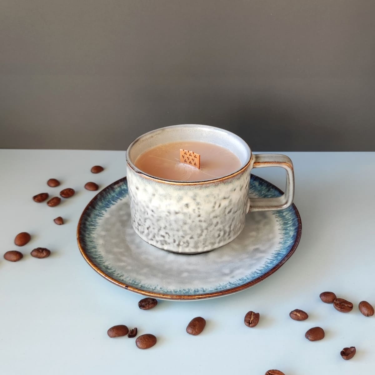 handgegossene Tassenkerze mit Cappuccinoduft vegan und mit knisterndem Holzdocht