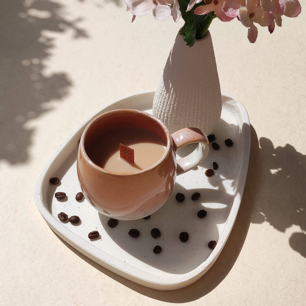 Kaffeeduftkerze Cappuccino in orangerfarbener Tasse, sommerliche Tassenkerze aus Rapswachs