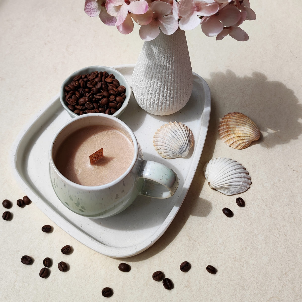 Geburtstagsgeschenk handgegossene Tassenkerze mit Kaffeeduft in Porzellantasse, nachhaltige Duftkerze aus Deutschland