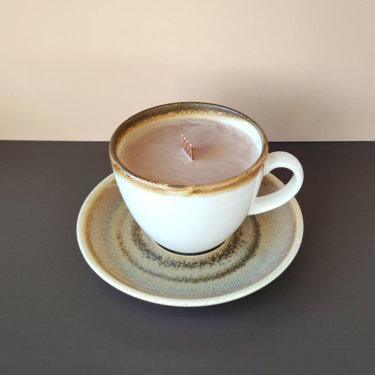 kreative Tassenkerze aus Rapswachs mit Kaffeeduft, ideal zum Entspannen Zuhause oder als Geschenk