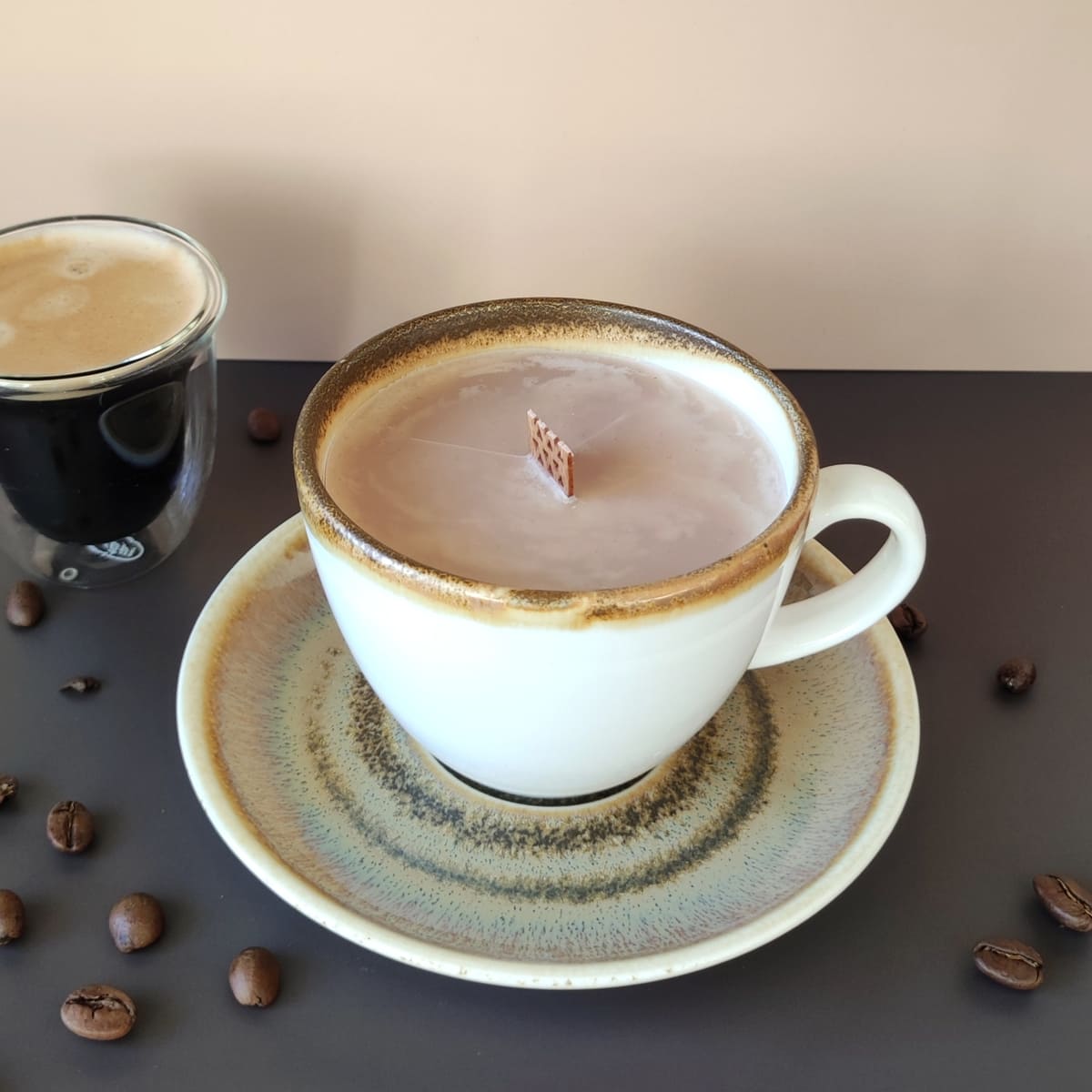 nachhaltige Duftkerze Kaffee Cappuccino in Porzellantasse handgemacht aus Hamburg, Cozy Candles