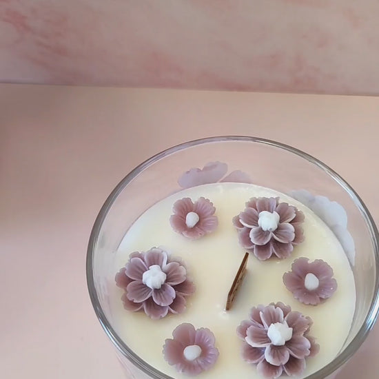Video handgemachte Duftkerze mit Blüten und Blumenduft