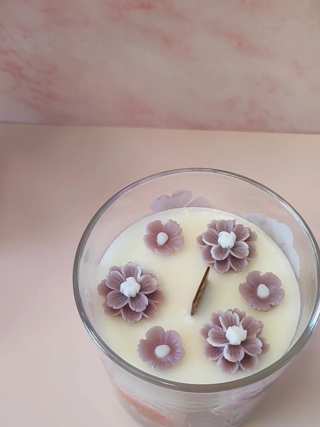 Video handgemachte Duftkerze mit Blüten und Blumenduft